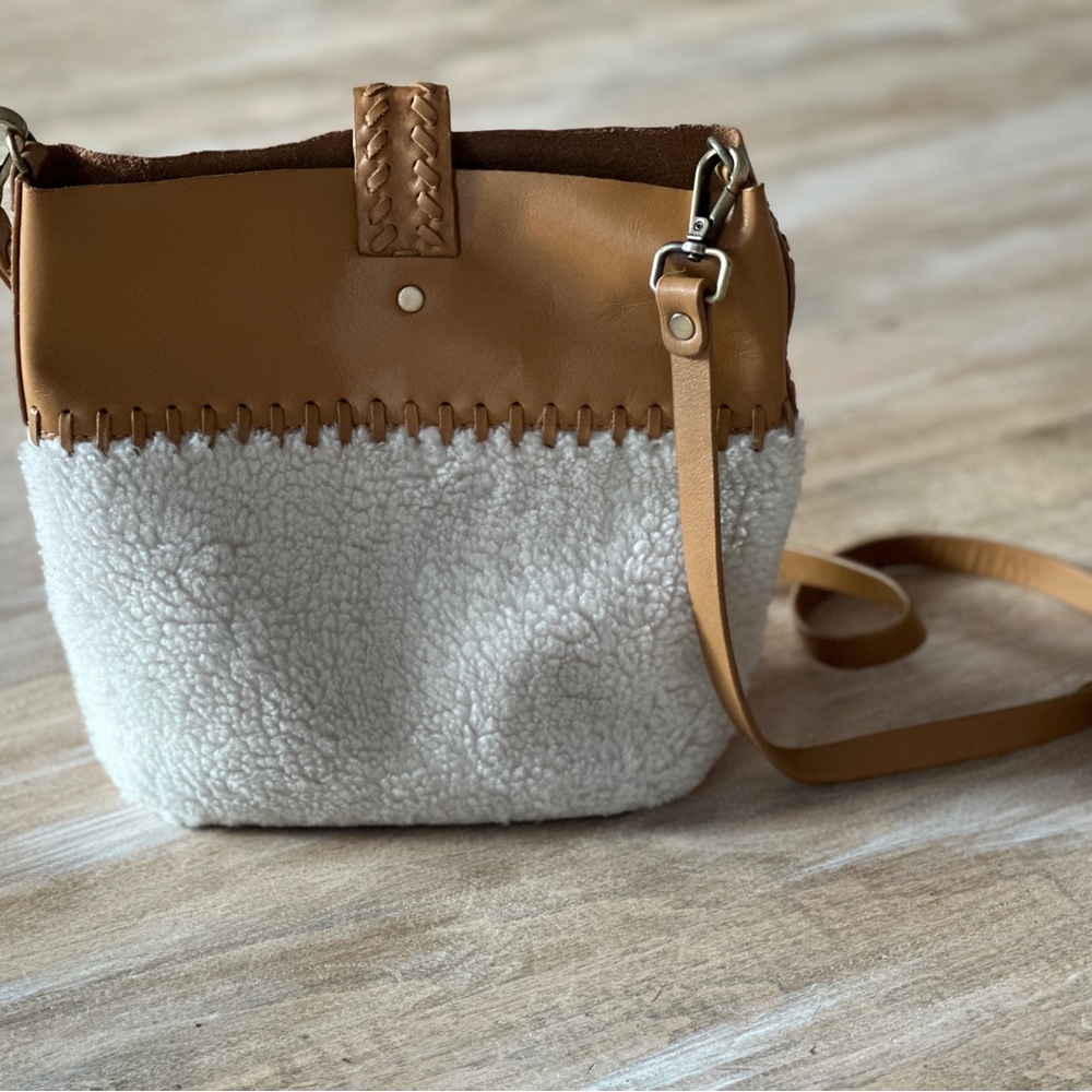 Roller Rabbit cross body handbag - Picture 3 of 5